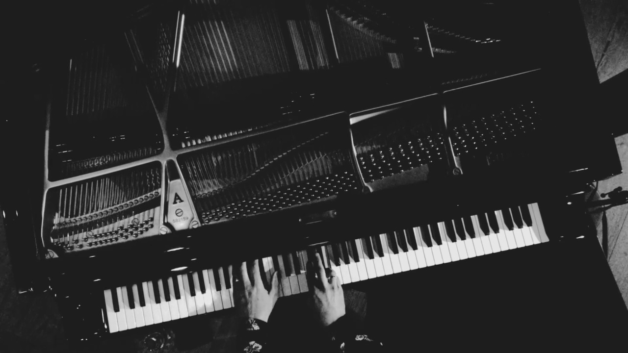 ピアノを弾く男