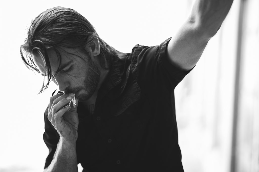 煙草を吸うかっこいい男