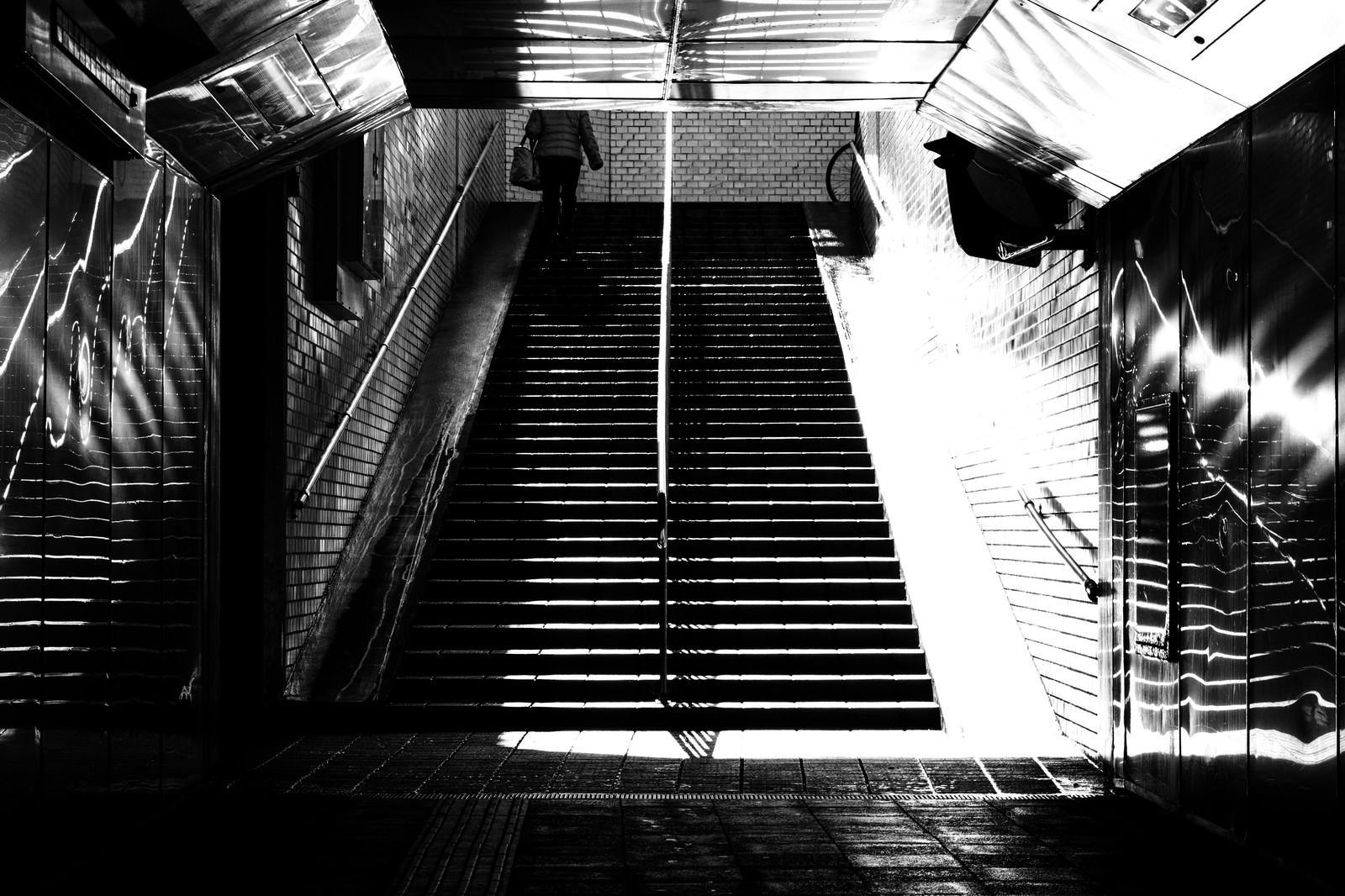 稼ぎのモノクロ階段