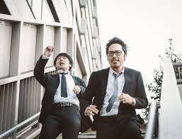 走るサラリーマン2人組
