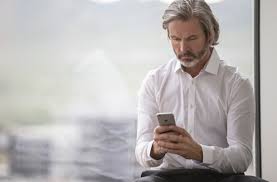 スマホを持つ白髪の渋い男