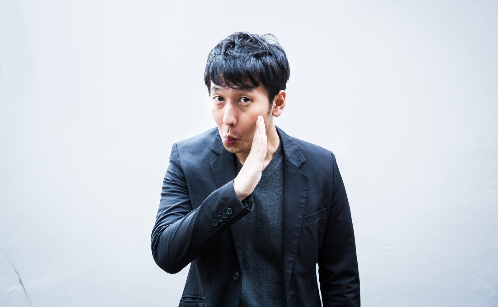 不敵な笑みを浮かべる男2